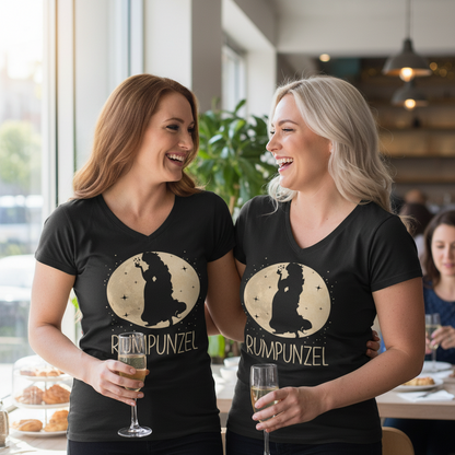 Zwei Frauen tragen Rumpunzel V-Neck Shirts beim Brunch und lachen zusammen mit Mimosas