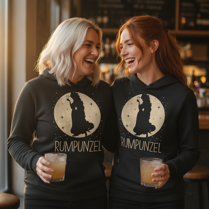 Zwei Frauen tragen den RUMPUNZEL Hoodie im Partnerlook beim JGA in der Bar mit Cocktails