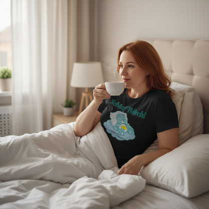 Glücksbärchi Schlaf Bärchi Nachtshirt für entspannte Sonntagsruhe, Frau genießt Auszeit im Bett mit Buch