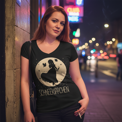 Eine Frau trägt das Schneekippchen Raucher Shirt vor einem Club bei Nacht und raucht eine Zigarette