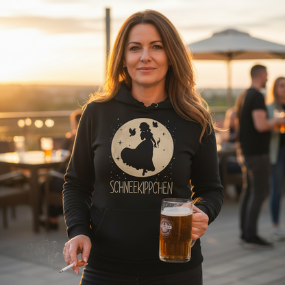 Eine Frau trägt den Schneekippchen Hoodie auf der Terrasse bei Feier und hält Zigarette und Bier