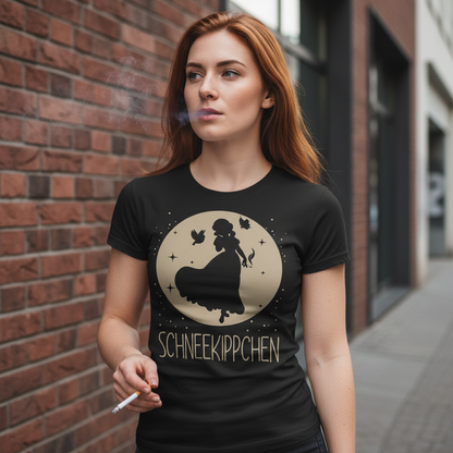 Eine Frau trägt das Schneekippchen Shirt bei der Raucherpause vor einem Café in Berlin