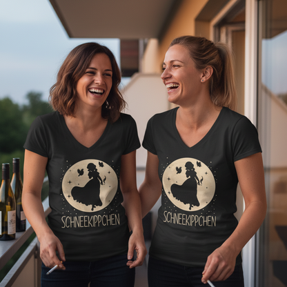 Zwei Frauen tragen Schneekippchen Partnerlook Shirts auf einer Hausparty und rauchen auf dem Balkon