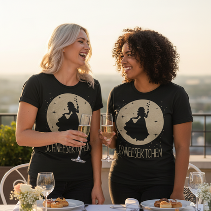Zwei Frauen tragen SCHNEESEKTCHEN Shirts beim JGA Prosecco-Brunch und stoßen mit Gläsern an