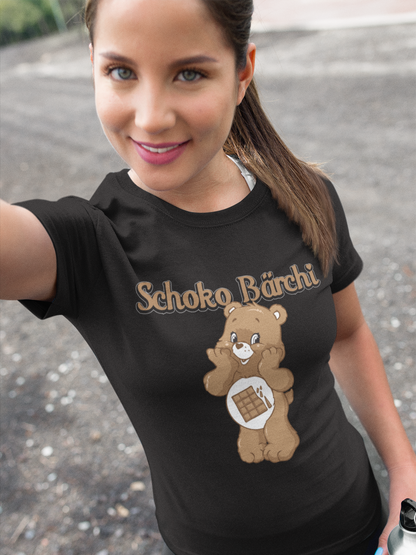 Schoko Bärchi Shirt Outdoor getragen, Frau in lässiger Pose bei Tageslicht im Freien