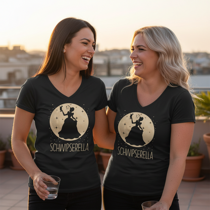 Zwei Frauen tragen Schwipserella Partnerlook Shirts beim JGA und stoßen mit Cocktails an