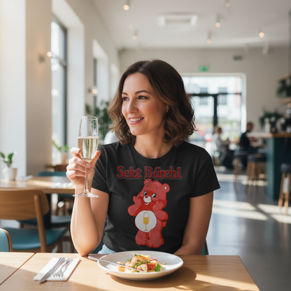 Sekt Bärchi Damenshirt getragen beim Brunch im Café, Frau mit Sektglas entspannt