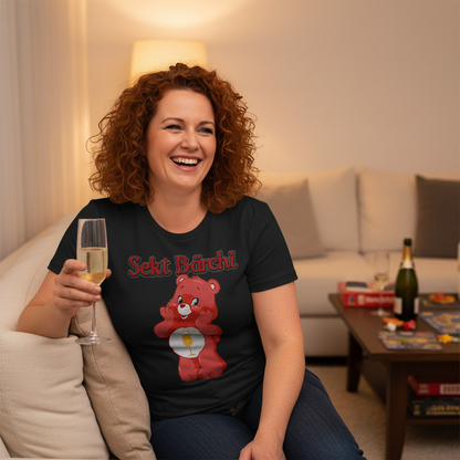 Gemütlicher Mädelsabend zuhause, Frau trägt lustiges Sekt Bärchi Damenshirt mit Sekt