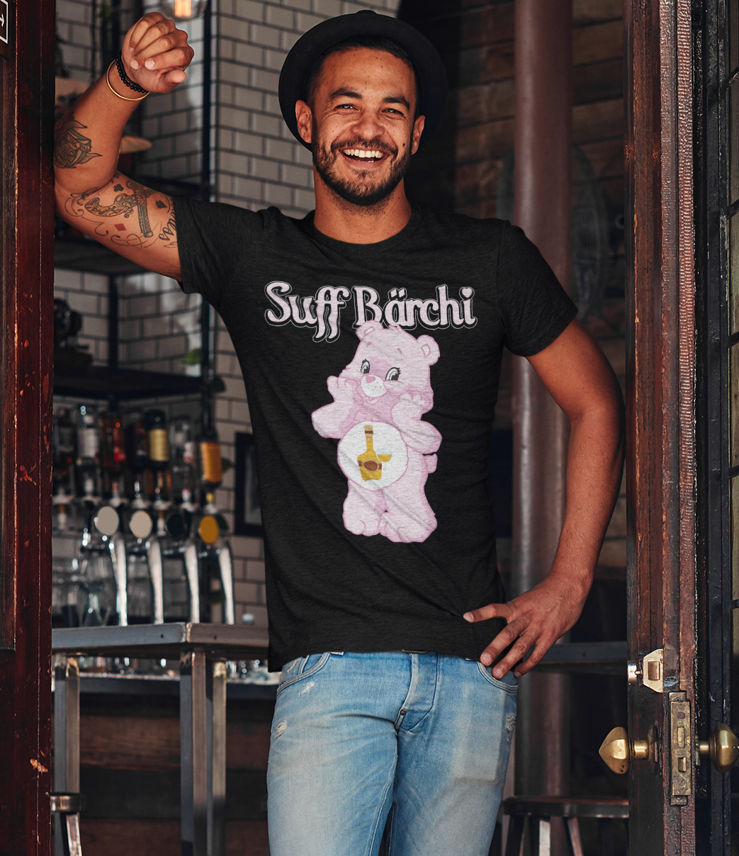 Mann mit Suff Bärchi Shirt lehnt entspannt am Eingang einer Bar bei Nacht, urbane Abendstimmung