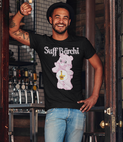 Mann mit Suff Bärchi Shirt lehnt entspannt am Eingang einer Bar bei Nacht, urbane Abendstimmung