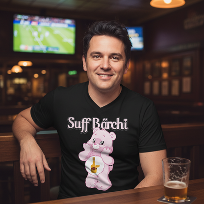 Mann trägt Suff Bärchi V-Neck in Sportbar beim Fußball schauen, Bier auf Tisch, gemütliche Atmosphäre