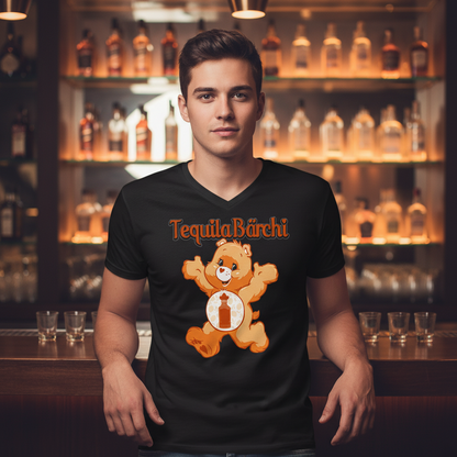 Mann trägt Tequila Bärchi V-Neck in stylischer Bar mit Shot-Gläsern und beleuchteten Regalen