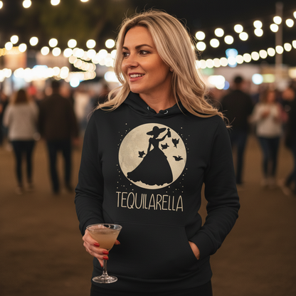Eine Frau trägt den Tequilarella Party Hoodie beim Festival outdoor und tanzt mit Cocktail