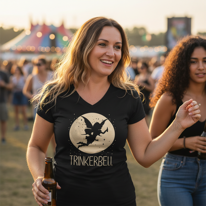 Eine Frau trägt ein Trinkerbell Fee-Shirt beim Festival im Freien und hält eine Bierflasche