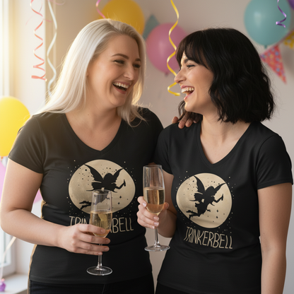 Zwei Frauen tragen TRINKERBELL Partnerlook Shirts bei Geburtstagsfeier und stoßen mit Sekt an