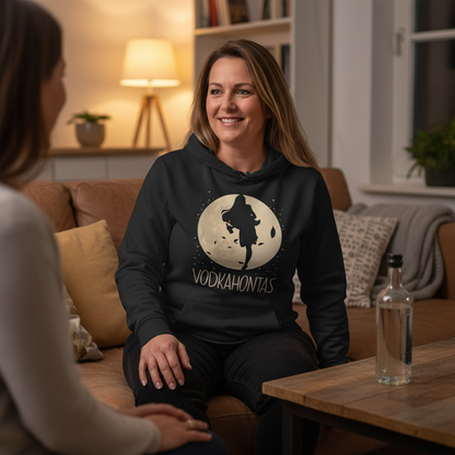 Eine Frau trägt den Vodkahontas Hoodie beim gemütlichen Mädelsabend zuhause in Frankfurt