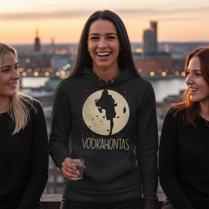 Eine Frau trägt den Vodkahontas Hoodie auf einer Rooftop Party in Hamburg und hält einen Shot