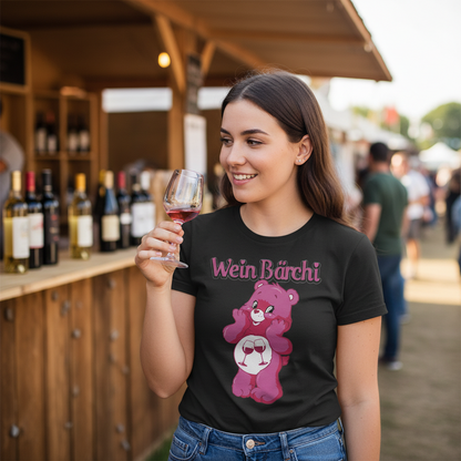 Junge Frau beim Weinfestival mit Wein Bärchi Glücksbärchi Shirt, Probierglas in der Hand