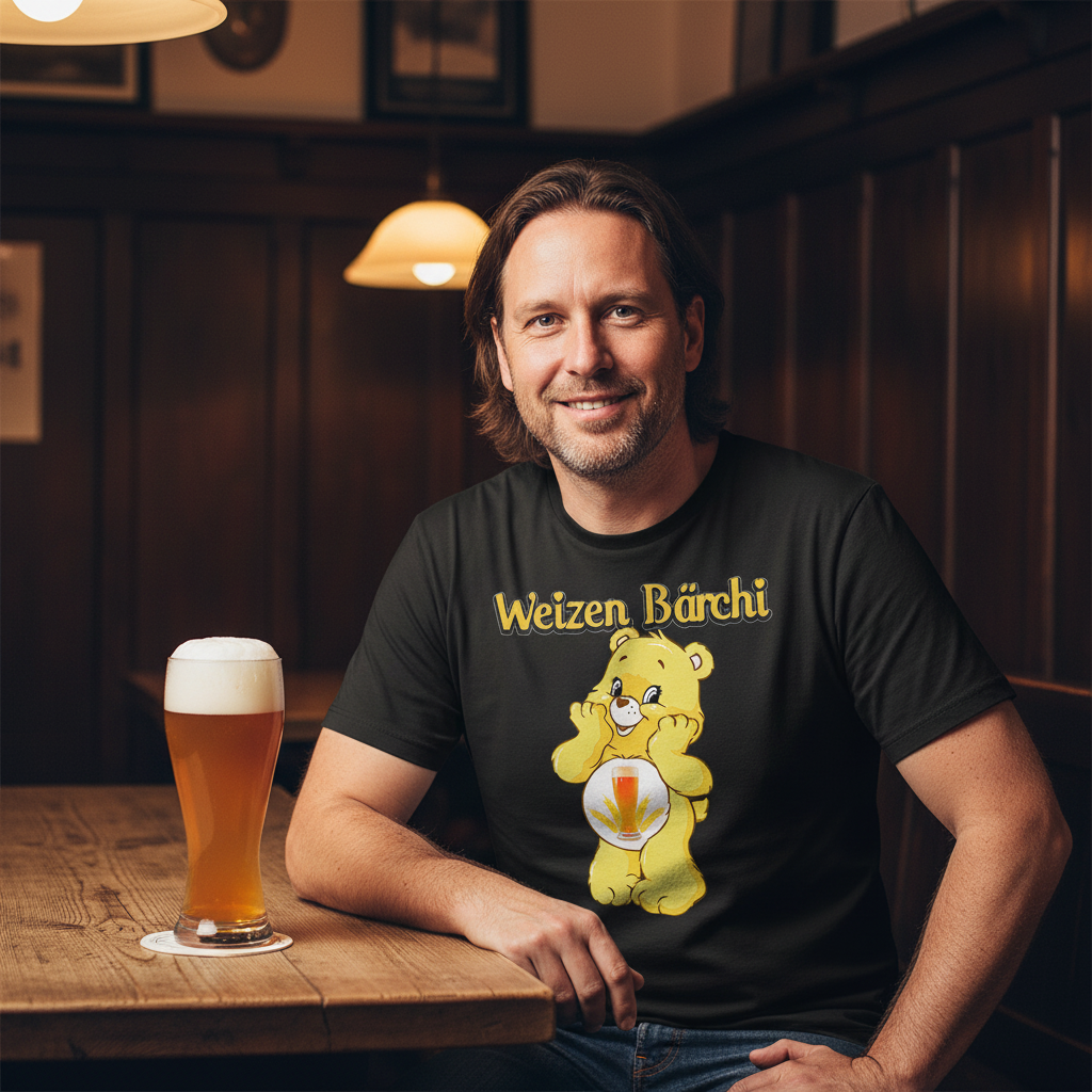 Stammtisch in bayerischer Wirtschaft mit Weizen Bärchi Shirt, Weizenglas auf Holztisch, gemütliche Atmosphäre