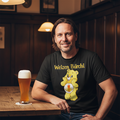 Stammtisch in bayerischer Wirtschaft mit Weizen Bärchi Shirt, Weizenglas auf Holztisch, gemütliche Atmosphäre