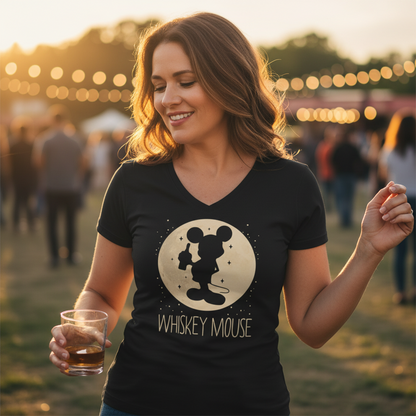 Eine Frau trägt ein Whiskey Mouse Party Shirt beim Festival im Freien und tanzt mit Whiskeyglas