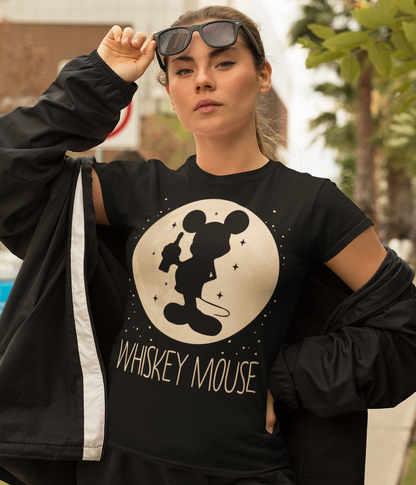 Eine Frau trägt das Whiskey Mouse Damenshirt draußen im Freien und posiert selbstbewusst