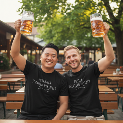Zwei Männer mit ZUSAMMEN SCHAFFEN WIR ALLES Partnerlook Shirts im Biergarten bei Tag